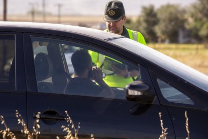 La delegada del Gobierno en Castilla y León, Virginia Barcones, acompañada por el subdelegado en Ávila, Fernando Galeano, y el presidente de ASPAYM Castilla y León, Ángel de Propios presenta la campaña de control especial de tráfico.- ICAL