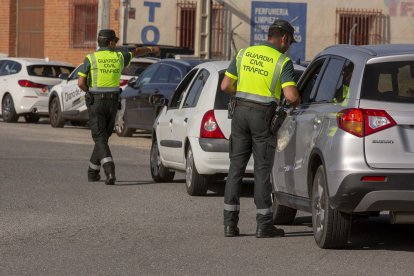 La delegada del Gobierno en Castilla y León, Virginia Barcones, acompañada por el subdelegado en Ávila, Fernando Galeano, y el presidente de ASPAYM Castilla y León, Ángel de Propios presenta la campaña de control especial de tráfico.- ICAL