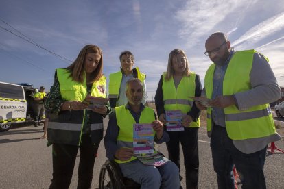 La delegada del Gobierno en Castilla y León, Virginia Barcones, acompañada por el subdelegado en Ávila, Fernando Galeano, y el presidente de ASPAYM Castilla y León, Ángel de Propios presenta la campaña de control especial de tráfico.- ICAL