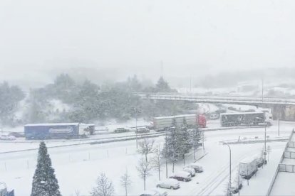 Tráfico intenso en la circunvalación de Soria.-ICAL