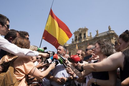 El presidente de Vox, Santiago Abascal, visita Salamanca junto a los candidatos Victor González y María Carpio.- ICAL