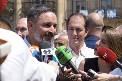 El presidente de Vox, Santiago Abascal, visita Salamanca junto a los candidatos Victor González y María Carpio.- ICAL