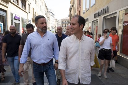 El presidente de Vox, Santiago Abascal, visita Salamanca junto a los candidatos Victor González y María Carpio.- ICAL
