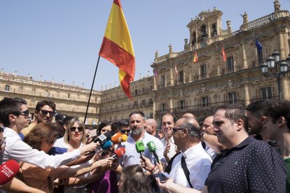 El presidente de Vox, Santiago Abascal, visita Salamanca junto a los candidatos Victor González y María Carpio.- ICAL