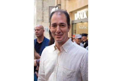 El presidente de Vox, Santiago Abascal, visita Salamanca junto a los candidatos Victor González y María Carpio.- ICAL