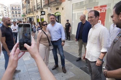 El presidente de Vox, Santiago Abascal, visita Salamanca junto a los candidatos Victor González y María Carpio.- ICAL