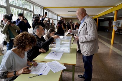 El candidato del PP a la Alcaldía de Valladolid, Jesús Julio Carnero, ejerce su derecho al voto. / ICAL
