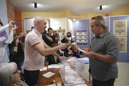 El alcalde y candidato de IU a la Alcaldía de Zamora, Francisco Guarido, vota a las en el IES Maestro Haedo. / ICAL