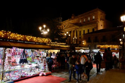 El alcalde de Salamanca, Carlos García Carbayo, inaugura el encendido de la iluminación navideña.-ICAL