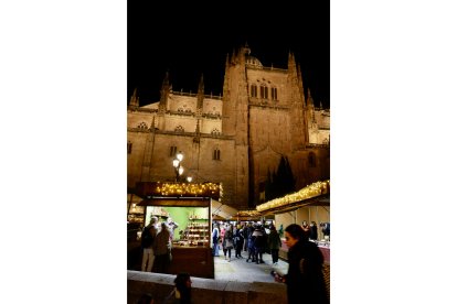 El alcalde de Salamanca, Carlos García Carbayo, inaugura el encendido de la iluminación navideña.-ICAL