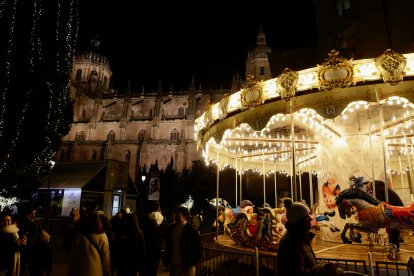 El alcalde de Salamanca, Carlos García Carbayo, inaugura el encendido de la iluminación navideña.-ICAL