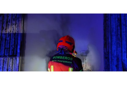 Un incendio calcina una nave industrial en la localidad de Valtuille de Arriba, en Villafranca del Bierzo en León. -E.M.