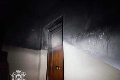 Incendio en una vivienda de la calle Fray Esteban de la Villa, en Burgos. -BOMBEROS BURGOS