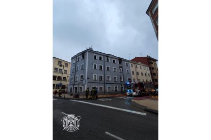 Daños por el incendio en una vivienda de la calle Fray Esteban de la Villa, en Burgos. -BOMBEROS BURGOS
