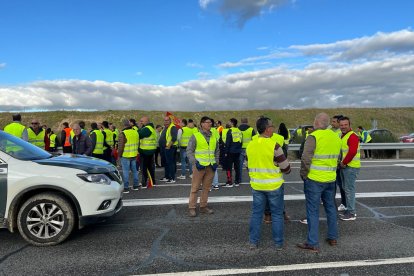 Cortes de agricultores en la A-50 de Salamanca a la altura de Peñaranda. -ICAL.
