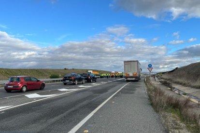 Cortes de agricultores en la A-50 de Salamanca a la altura de Peñaranda. -ICAL.