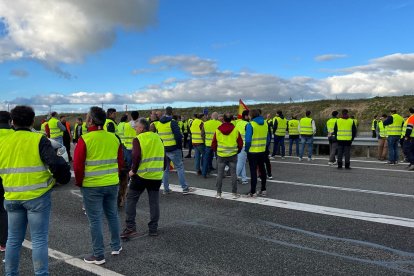 Cortes de agricultores en la A-50 de Salamanca a la altura de Peñaranda. -ICAL.