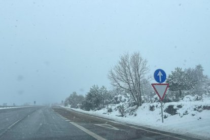 Nieve en carreteras leonesas, a la altura de El Manzanal. -E.M.