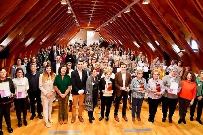 Homenaje a las 23 asociaciones de mujeres del Consejo Provincial de la Mujer con los diputados de la pasada legislatura.