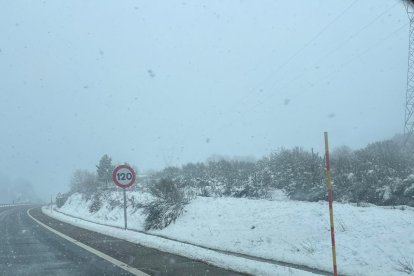 Nieve en carreteras leonesas, a la altura de El Manzanal. -E.M.