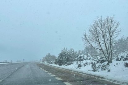 Nieve en carreteras leonesas, a la altura de El Manzanal. -E.M.