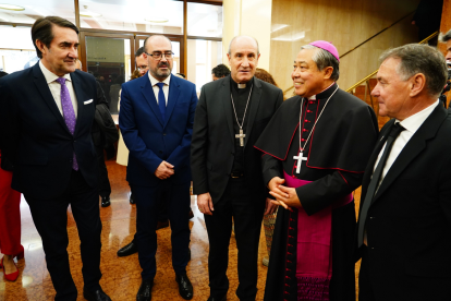 El nuncio apostólico del papa Francisco en España, Bernardito Cleopas Auza, ofrece el pregón de la Semana Santa de Ponferrada. César Sánchez / ICAL .