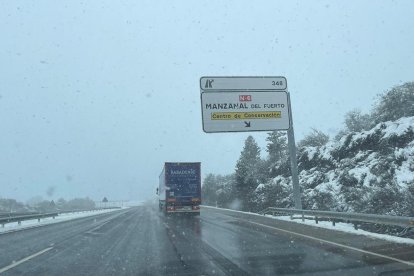 Nieve en carreteras leonesas, a la altura de El Manzanal. -E.M.