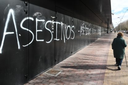 Pintadas de 'asesinos' en el estadio de fútbol de Burgos - ICAL