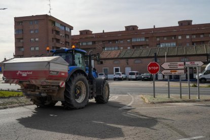 Una de las comitivas de tractores hacia Madrid, en la N-601 a la altura de la localidad vallisoletana de Bocigas. PHOTOGENIC