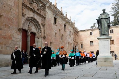 La Universidad de Salamanca nombra a Miguel de Unamuno y Jugo, quien fuera rector del Estudio salmantino durante casi 20 a?os en tres periodos distintos entre 1900 y 1936, doctor ?honoris causa? a t?tulo p?stumo.10.30 horas. El rector, Ricardo Rivero, recibe al presidente de la Junta de Castilla y Le?n, Alfonso Fern?ndez Ma?ueco, en el edificio de las Escuelas Mayores. A continuaci?n, se proceder? al descubrimiento de un nuevo v?tor junto al Paraninfo. Medios gr?ficos.11.00 horas. Salida del cortejo acad?mico desde el Patio de Escuelas Menores. Seguidamente, comienza el acto de investidura