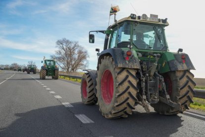 Una de las comitivas de tractores hacia Madrid, en la N-601 a la altura de la localidad vallisoletana de Bocigas. PHOTOGENIC