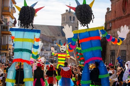 La localidad abulense de Cebreros celebra el 'Domingo de Piñata', con el XXVI desfile provincial de Carnaval. -ICAL