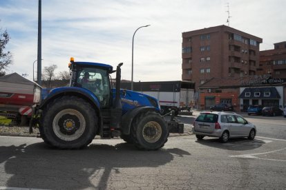 Una de las comitivas de tractores hacia Madrid, en la N-601 a la altura de la localidad vallisoletana de Bocigas. PHOTOGENIC