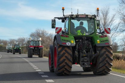 Una de las comitivas de tractores hacia Madrid, en la N-601 a la altura de la localidad vallisoletana de Bocigas. PHOTOGENIC