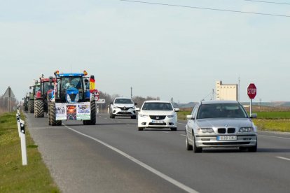 Una de las comitivas de tractores hacia Madrid, en la N-601 a la altura de la localidad vallisoletana de Bocigas. PHOTOGENIC