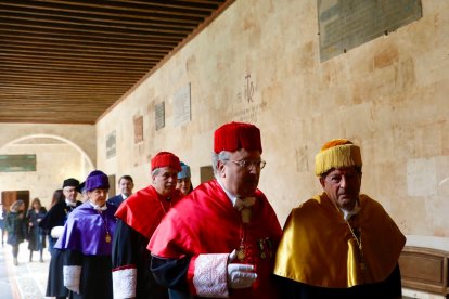 La Universidad de Salamanca nombra a Miguel de Unamuno y Jugo, quien fuera rector del Estudio salmantino durante casi 20 años en tres periodos distintos entre 1900 y 1936, doctor ‘honoris causa’ a título póstumo. En la imagen, Enrique Cabero, presidente del Ces junto a Pablo Unamuno. -ICAL
