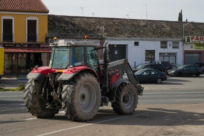 Una de las comitivas de tractores hacia Madrid, en la N-601 a la altura de la localidad vallisoletana de Bocigas. PHOTOGENIC
