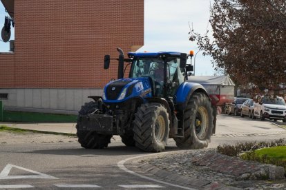 Una de las comitivas de tractores hacia Madrid, en la N-601 a la altura de la localidad vallisoletana de Bocigas. PHOTOGENIC