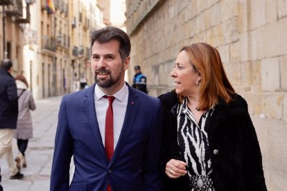 La Universidad de Salamanca nombra a Miguel de Unamuno y Jugo, quien fuera rector del Estudio salmantino durante casi 20 años en tres periodos distintos entre 1900 y 1936, doctor ‘honoris causa’ a título póstumo.10.30 horas. -ICAL