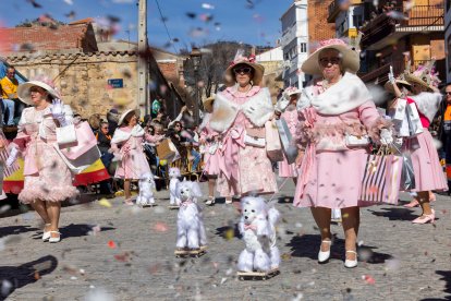 La localidad abulense de Cebreros celebra el 'Domingo de Piñata', con el XXVI desfile provincial de Carnaval. -ICAL
