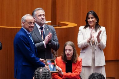 Acto institucional del 41 aniver el presidente de las Cortes, Carlos Pollán, entrega la Medalla de Oro de las Cortes de Castilla y León. La triple medallista paralímpica Marta Fernández Infante y el atleta soriano Fermín Cacho reciben la Medalla de Oro de las Cortes. -ICAL