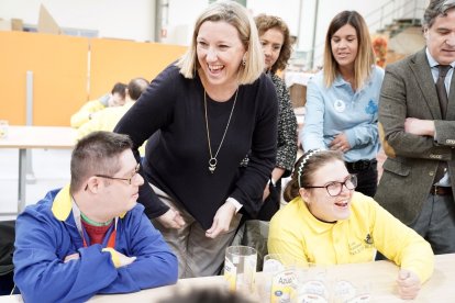 La consejera de Familia e Igualdad de Oportunidades, Isabel Blanco, en el Centro Ocupacional San Juan de Dios.- ICAL