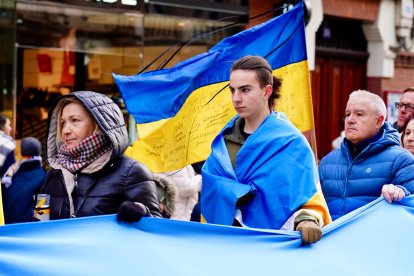 Manifestación en León por el segundo aniversario de la guerra de Ucrania.- ICAL