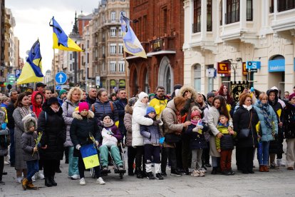 Manifestación en León por el segundo aniversario de la guerra de Ucrania.- ICAL