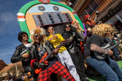 La localidad abulense de Cebreros celebra el 'Domingo de Piñata', con el XXVI desfile provincial de Carnaval. -ICAL