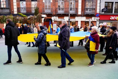 Manifestación en León por el segundo aniversario de la guerra de Ucrania.- ICAL