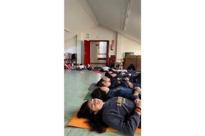 Alumnos durante una de las actividades de relajación. colegio lourdes