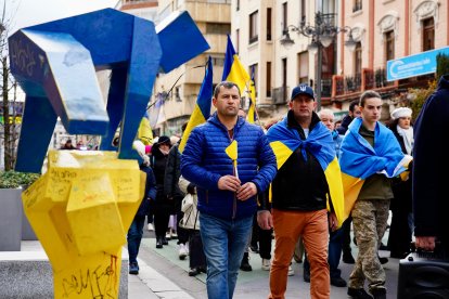 Manifestación en León por el segundo aniversario de la guerra de Ucrania.- ICAL