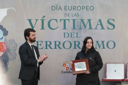 La Junta de Castilla y León homenajea a las víctimas del terrorismo con motivo del 20 aniversario del 11-M con la presencia del vicepresidente de la Junta, Juan García-Gallardo - ICAL