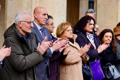 Minuto de silencio en León con motivo del 20 aniversario del 11-M con la presencia del alcalde, José Antonio Diez y el subdelegado del Gobierno, Faustino Sánchez - ICAL